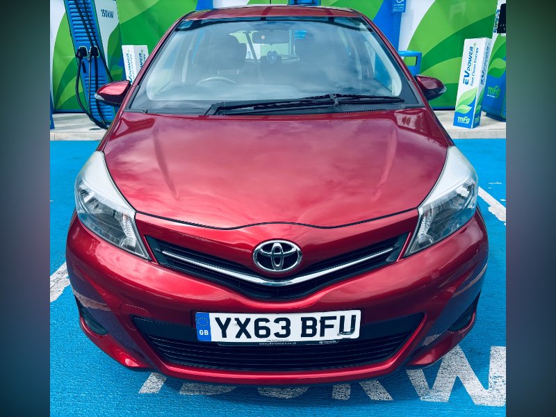 Red Toyota Yaris 1.33 Dual VVT-i TR Hatchback 5dr Petrol Manual Euro 5 101 ps